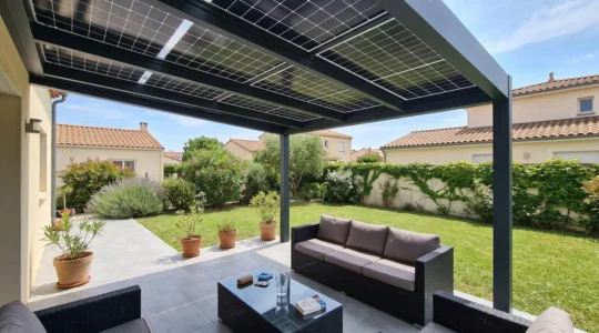 Gros plan sur les cellules photovoltaïques d'une pergola solaire moderne avec reflets lumineux et arrière-plan jardin flouté